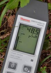 ​Measurement of ambient radioactivity in contact with soil in a forest © Jean-Marc Bonzom/IRSN