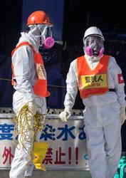 ​Workers at the Fukushima Daiichi nuclear power plant (Japan), near reactor 4. © Guillaume Bression/Fabien Recoquillé/IRSN